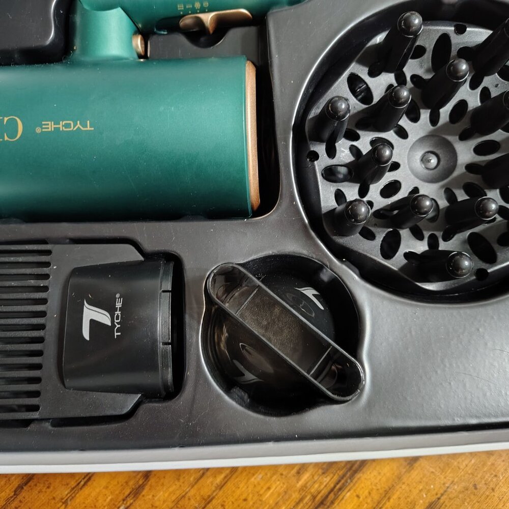 TYCHE CHIC Hair Dryer with 3 attachments - Picture 6 of 7